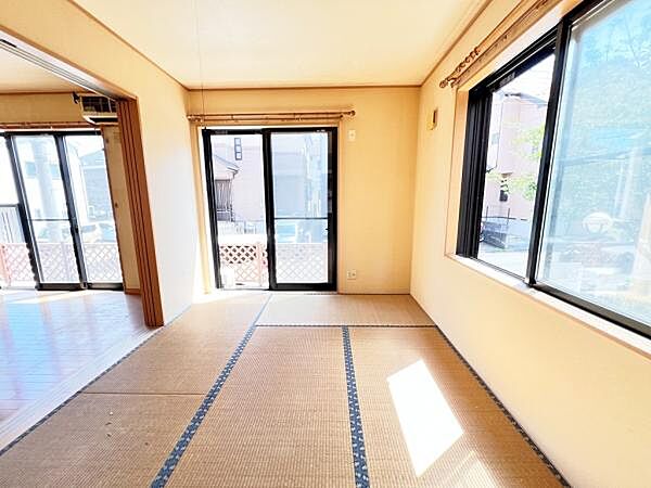 和室スペースです。畳のお部屋は寛げる空間ですね。