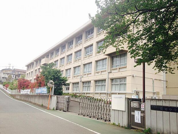 厚木市立依知中学校まで約2430m（徒歩31分）
