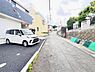 外観：前面道路を含めた現地写真です。
