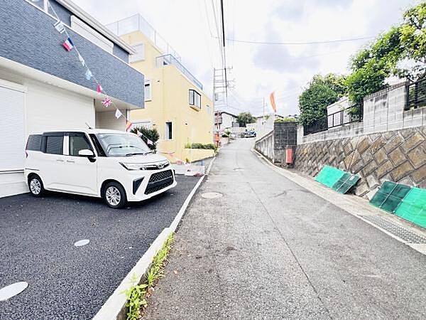 前面道路を含めた現地写真です。