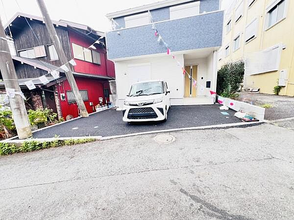 駐車場ももちろん完備しておりますのでお車所有の方にも心強いです。