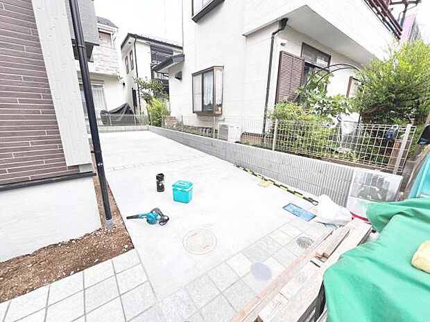 駐車場も完備しておりますのでお車所有の方にも心強いです。