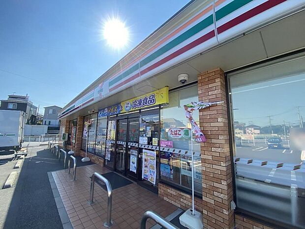セブン-イレブン 伊勢原桜台小学校前店まで約970m(徒歩13分)