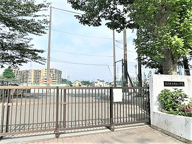 藤沢市立明治小学校まで約500m(徒歩7分)