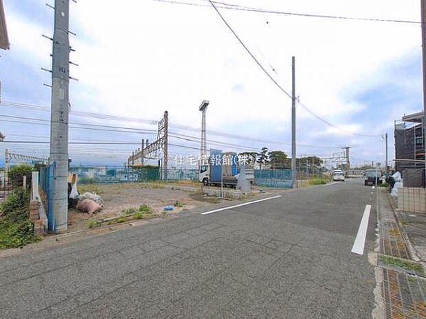 前面道路を含めた現地写真です。