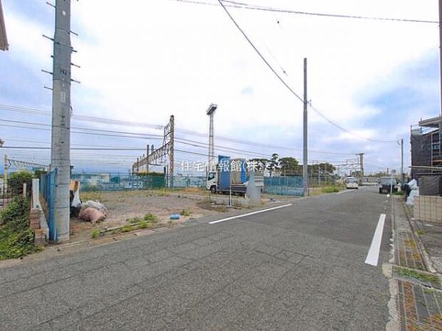 前面道路を含めた現地写真です。
