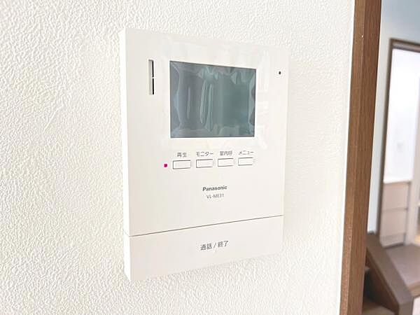 訪問者を確認できるTVモニター付きインターフォンです。