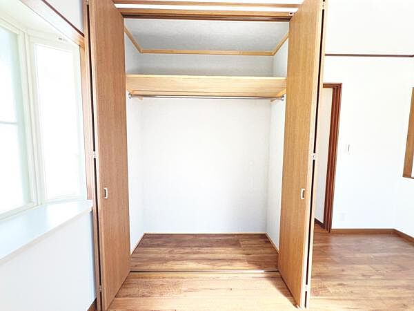 いつでもお部屋をスッキリお使い頂ける収納スペースを設置。