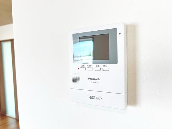 訪問者を確認できるTVモニター付きインターフォンです。