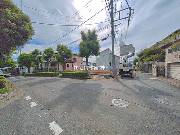 前面道路を含めた現地写真です。