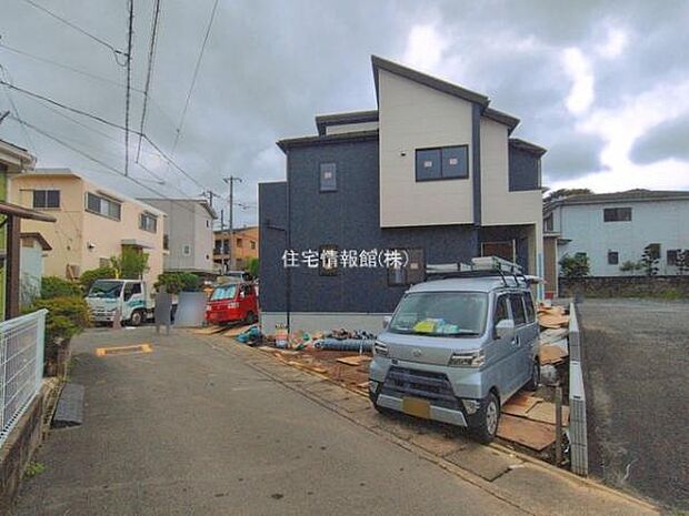 前面道路を含めた現地写真です。