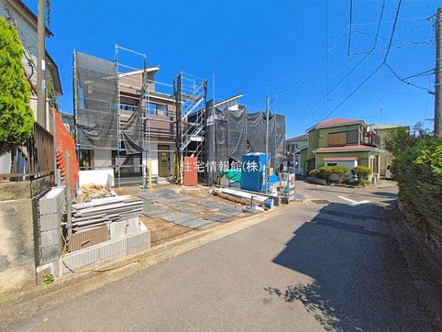 前面道路を含めた現地写真です。