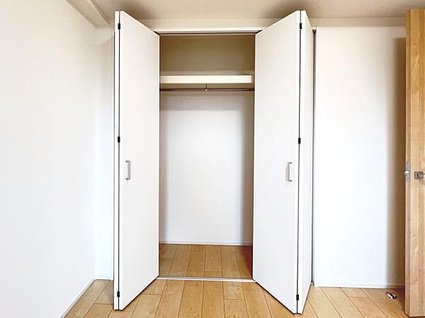 いつでもお部屋をスッキリお使い頂ける収納スペースを設置。