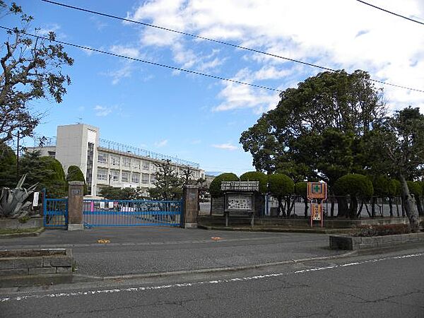平塚市立港小学校まで約720m（徒歩9分）