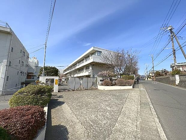 秦野市立大根小学校まで約490m（徒歩7分）