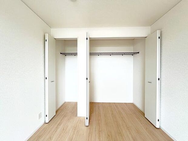 いつでもお部屋をスッキリお使い頂ける収納スペースを設置。