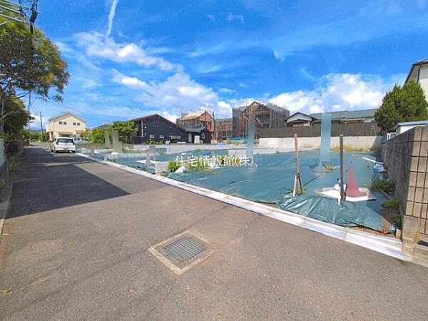 前面道路を含めた現地写真です。