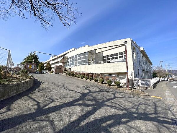 秦野市立大根中学校まで約1040m（徒歩13分）