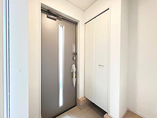 散らかりがちな玄関もスッキリの玄関収納付。