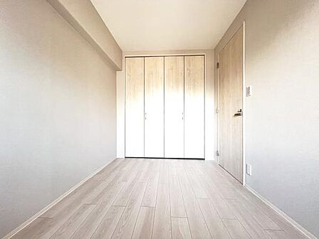 明るい広々とした主寝室でご家族ゆっくりお休みになれますね。