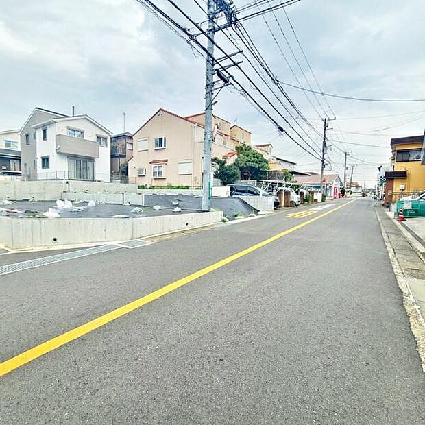 前面道路を含めた現地写真です。