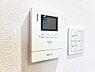 設備：訪問者を確認できるTVモニター付きインターフォンです。