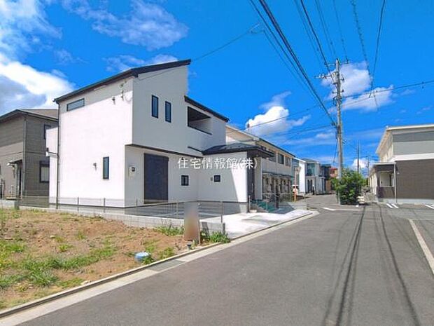 前面道路を含めた現地写真です。