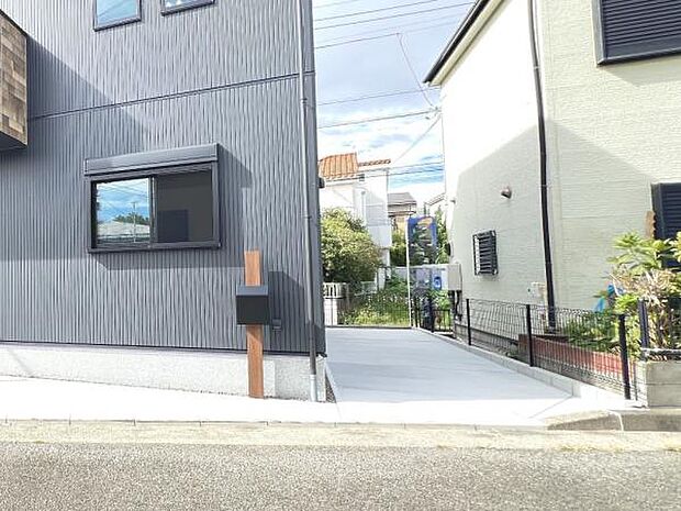 駐車場ももちろん完備しておりますのでお車所有の方にも心強いです。