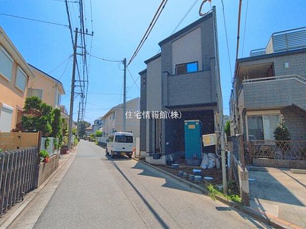 前面道路を含めた現地写真です。