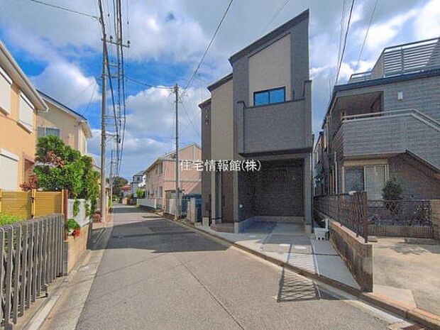 前面道路を含めた現地写真です。