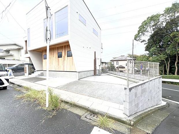 駐車場ももちろん完備しておりますのでお車所有の方にも心強いです。