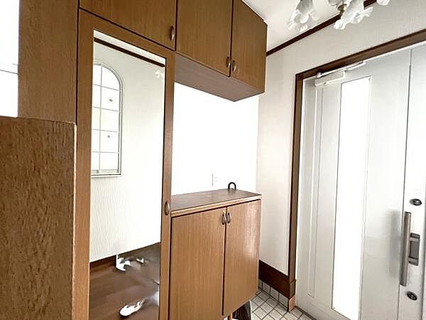 散らかりがちな玄関もスッキリの玄関収納付。