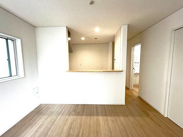 お食事中もキッチンと会話が楽しめるダイニングスペース。