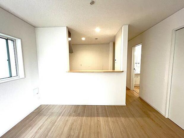お食事中もキッチンと会話が楽しめるダイニングスペース。