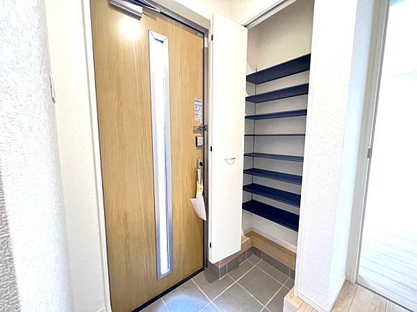散らかりがちな玄関もスッキリの玄関収納付。