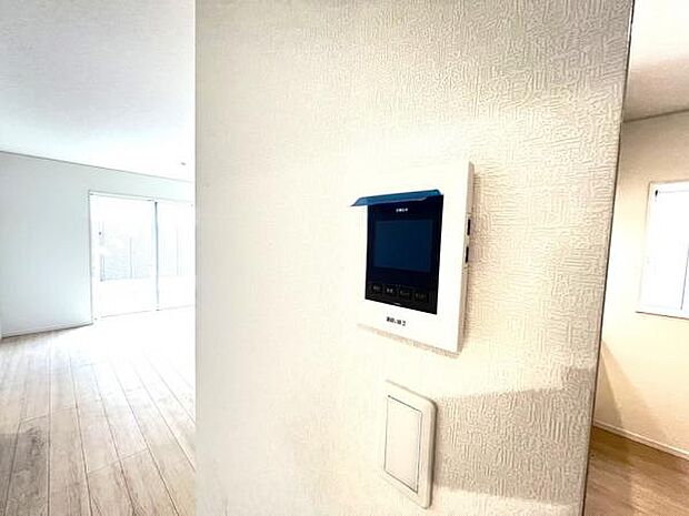 訪問者を確認できるTVモニター付きインターフォンです。