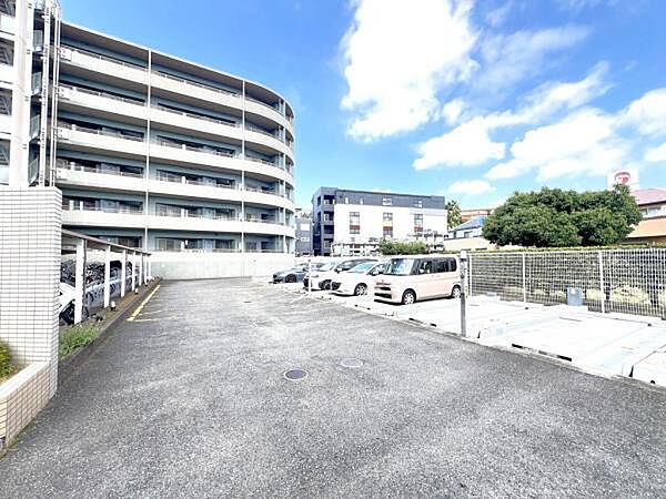 駐車場ももちろん完備しておりますのでお車所有の方にも心強いです。