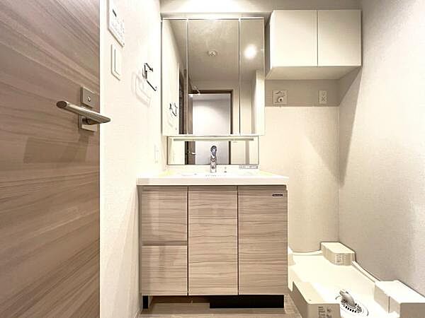 洗面化粧台です。朝の身支度から1日が始まります。