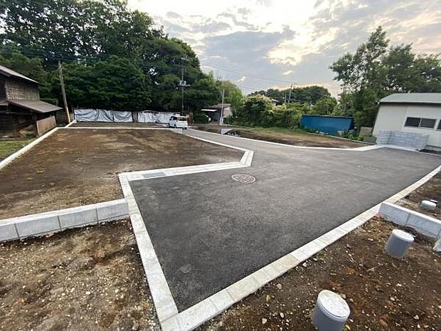 前面道路を含めた現地写真です。