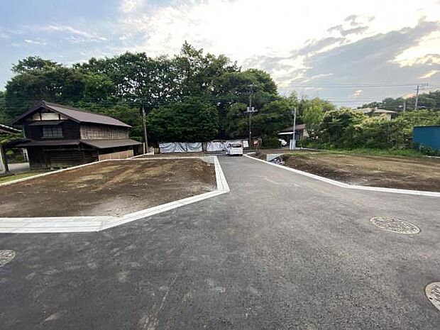 前面道路を含めた現地写真です。