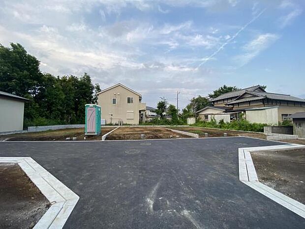 前面道路を含めた現地写真です。