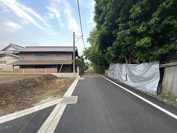 前面道路を含めた現地写真です。