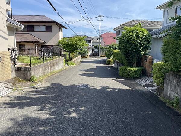 前面道路を含めた現地写真です。