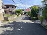 外観：前面道路を含めた現地写真です。