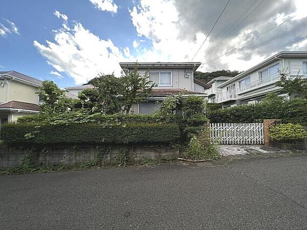 ひな壇に立地し、暖かい太陽の日差しを浴びるお住まいです。