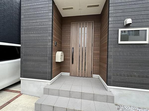 いつも気持ちよくご家族を迎えられる玄関です。