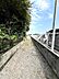 外観：前面道路を含めた現地写真です。