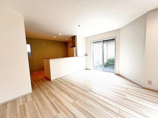 お食事中もキッチンと会話が楽しめるダイニングスペース。