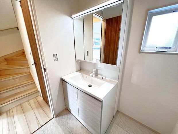 洗面化粧台です。朝の身支度から1日が始まります。