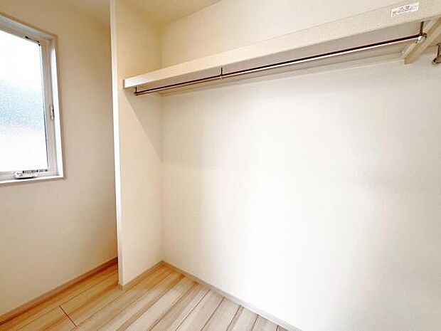 ウォークインクローゼットがあり収納スペースも豊富。季節物もスッキリ片付きそうです。